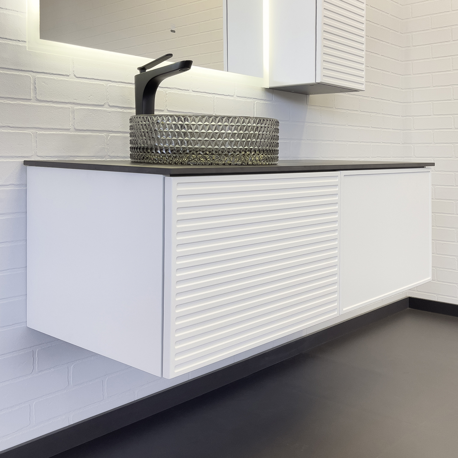 Тумба-умывальник Comforty Геленджик 120 белый матовый со столешницей мрамор Калакатта Блэк c раковиной Comforty CF21004