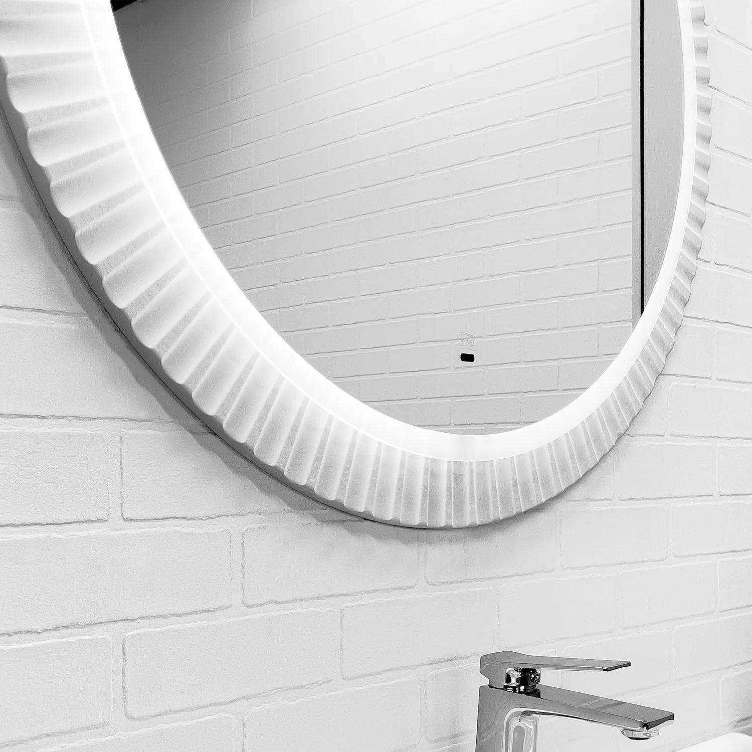 Зеркало Comforty Мадрид-90 светодиодная подсветка, бесконтактный сенсор, антизапотевание, белая матовая эмаль