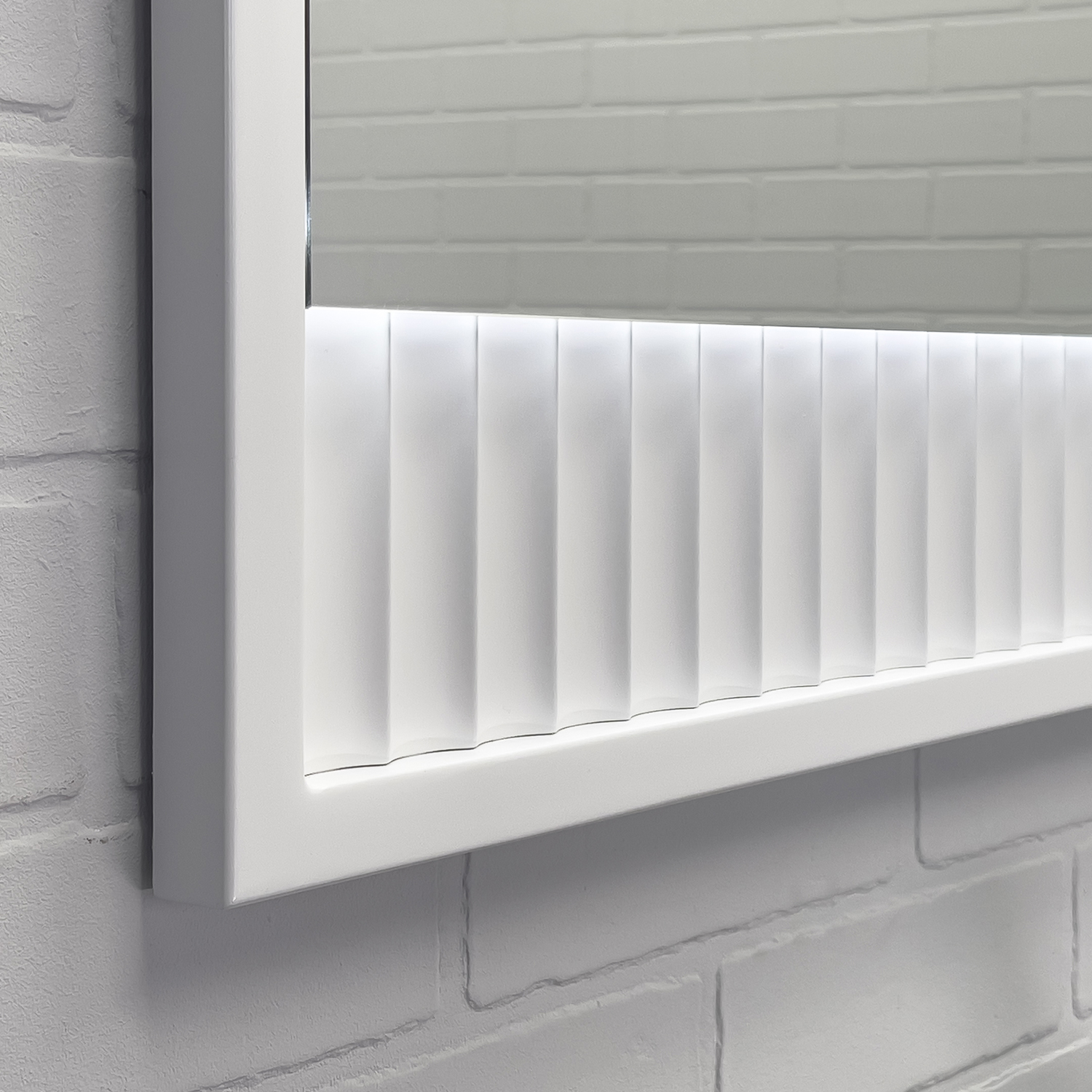 Зеркало Comforty Марсель-75 белое матовое с подсветкой